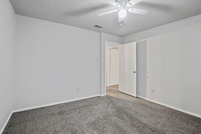 Building Photo - 135 Prairie Creek Cir