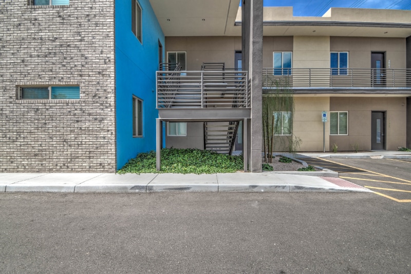 Building Photo - 1037 S Farmer Ave