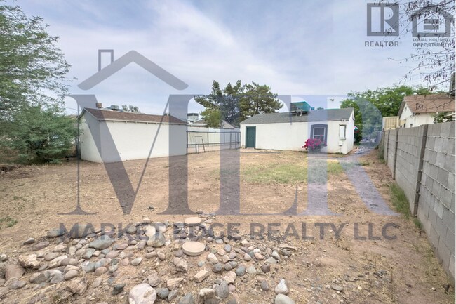 Building Photo - 2Bed/1Bath House at AZ-202/24th St! Ready for Immediate Move-In! -- NO HOA! RV PARKING!
