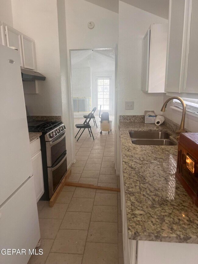 Building Photo - 6057 Morning Glory Cir