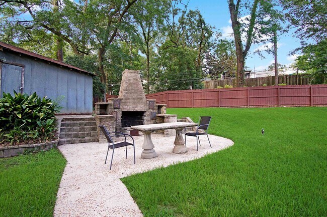 Building Photo - 1647 Lake Ella Dr