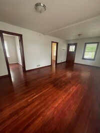 Building Photo - Spacious 3 bed/1.5 Bedroom House Close to ...