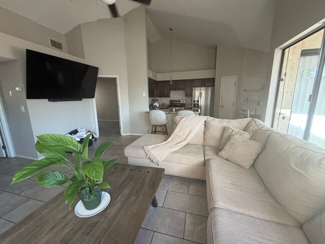 Building Photo - 2 Bedroom 2 bath private enclosed yard for