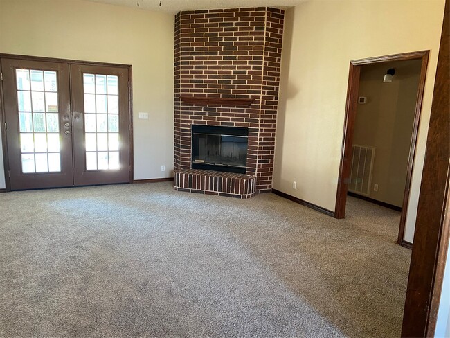 Building Photo - 301 Jansen Dr