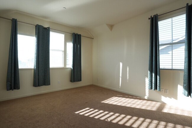 Building Photo - Four Bedroom Napa Home