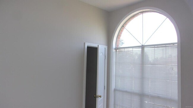 Building Photo - 826 Bluegrass Dr