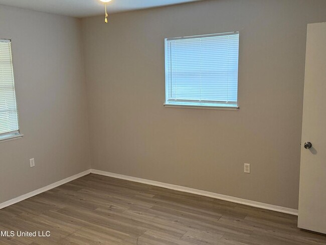 Building Photo - 609 Academy Dr