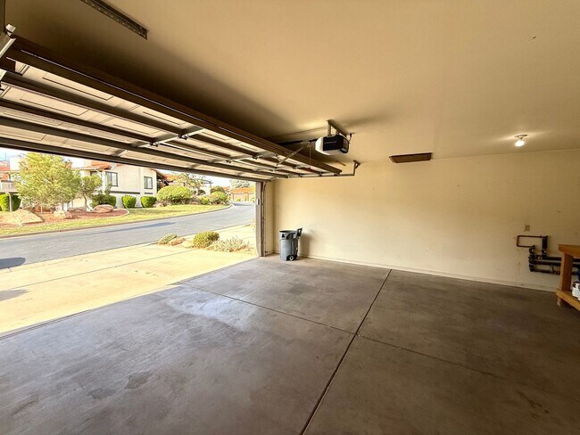 Building Photo - Upgraded townhome by Southgate Golf Course - Small dogs allowed