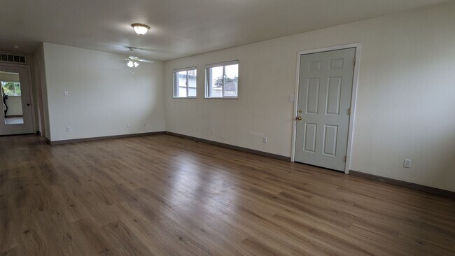 Building Photo - Conveniently located 3/2 home near Henders...