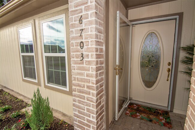 Building Photo - 6703 Stonewater