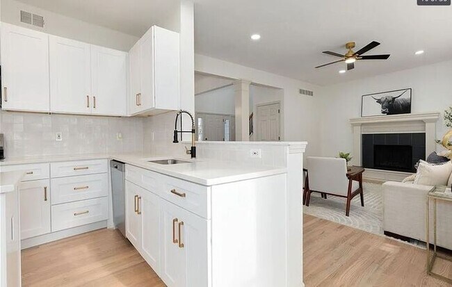 Building Photo - Spacious and Elegant 4 BR 3.5 BA Home in Olathe!