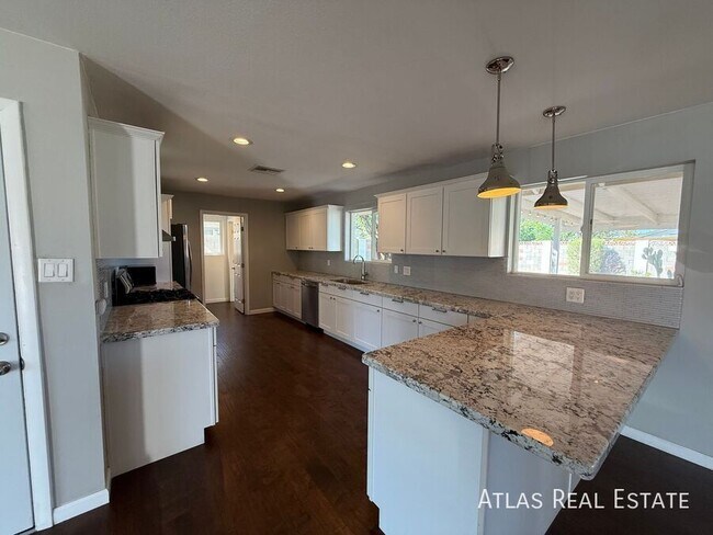 Building Photo - 6820 E Pinchot Ave