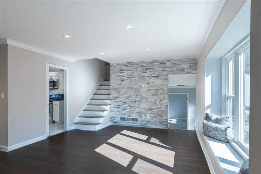 Building Photo - Room in House on Trafalgar Way
