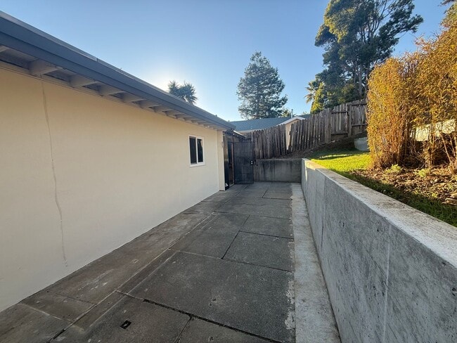 Building Photo - Stunning 2-bedroom, 1.5-bath Modern home i...