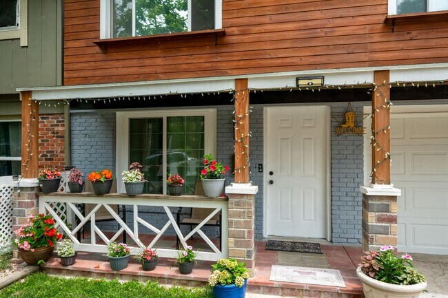 Building Photo - 3 Bedroom Townhome With Fenced Yard and 1 Car Garage