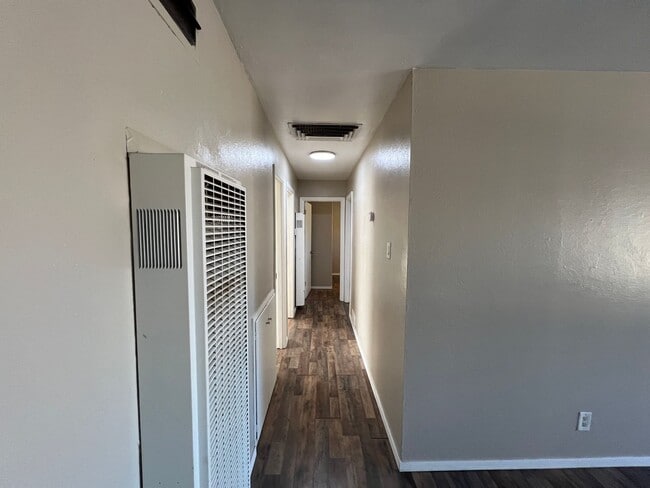 Building Photo - 4 Bedroom Home Available Near Comanche Rd ...