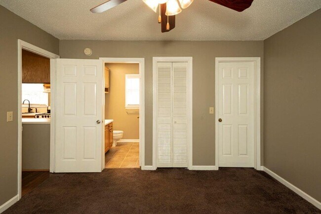 Building Photo - 211 W Longleaf Dr