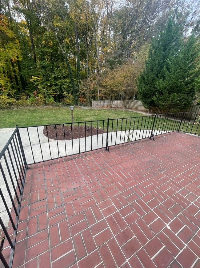 Building Photo - Spacious 4 Bedroom near Guilford College