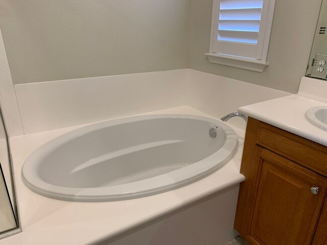 Building Photo - Freshly Painted Interior for this Single F...