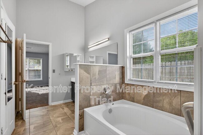 Building Photo - 10 Manor Ridge Ct