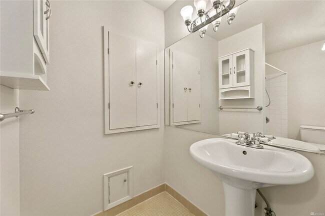 Building Photo - Spacious 1 bed/1bath, Parking included!