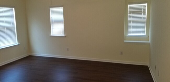 Building Photo - LOCATION! HARWOOD FLOORS!