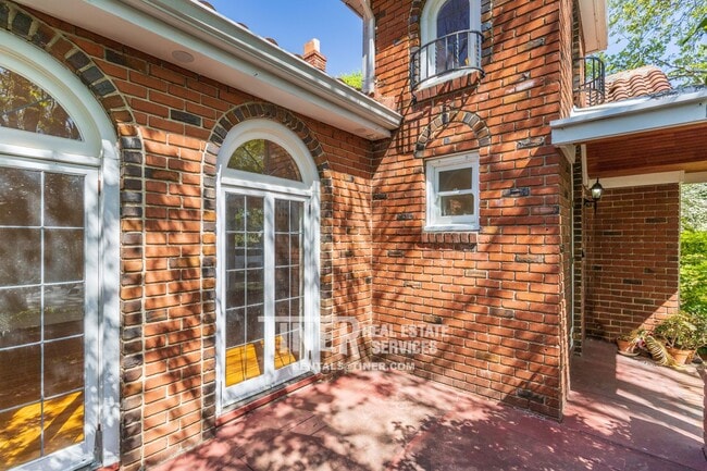 Building Photo - 842 42nd St