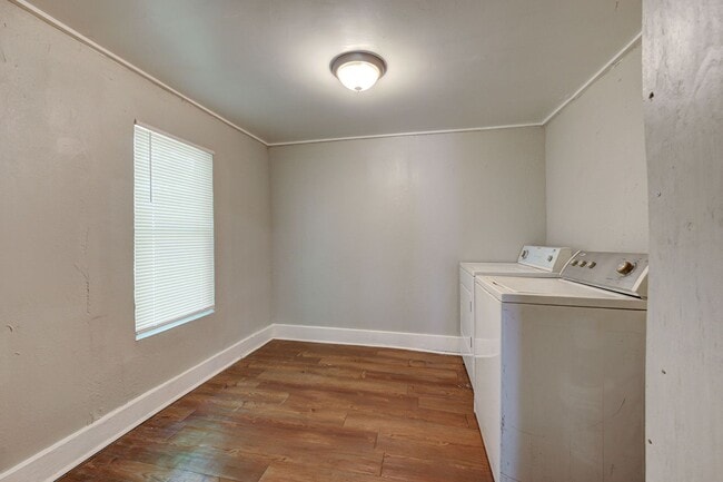 Building Photo - Large 2 bed / 1 bath house! 3 Minutes from I-235, and 10 Minutes from Bricktown!