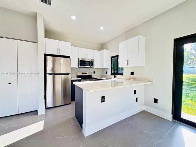 Building Photo - 1005 SW 25th Ave