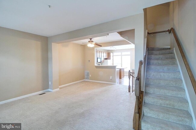 Building Photo - 586 Eisenhower Dr