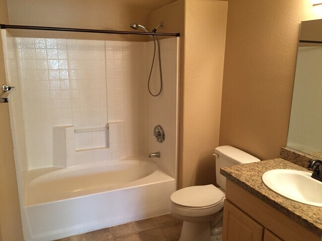 Building Photo - COZY GATED CONDO NEAR THE 95!