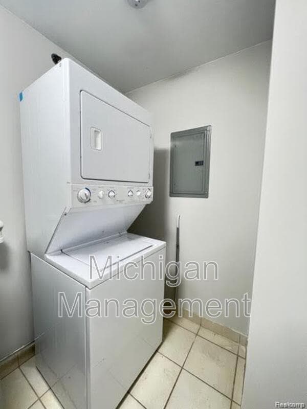 Building Photo - 2721 E Maple Rd