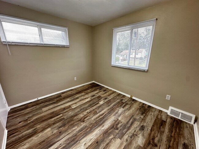 Building Photo - 3 Bed 1.5 Bath with an Additional Bedroom