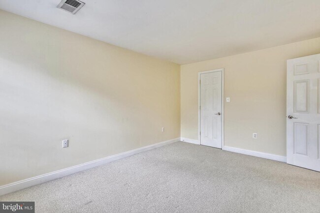 Building Photo - 1952 Kennedy Dr