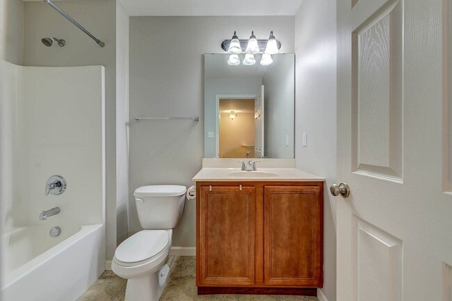 Building Photo - Gorgeous Updated 3 Bed 2.5 Bath Home w/2 C...
