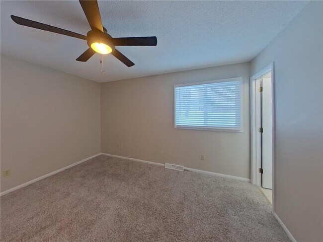 Building Photo - 13101 Thomas Ave