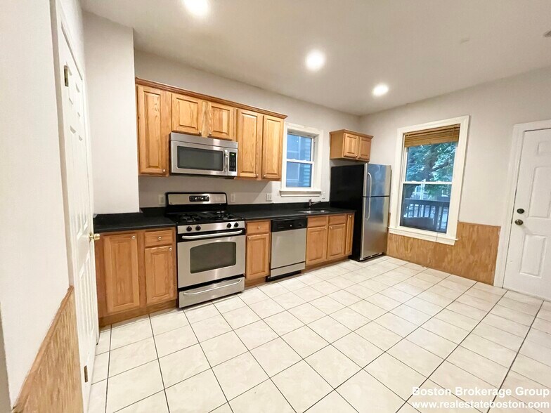 Building Photo - 61 Hillside St