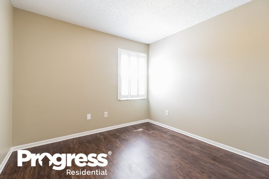 Building Photo - 637 Silver Birch Pl