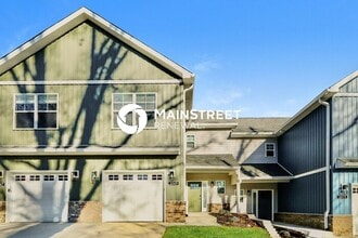 Building Photo - 3 Bedroom Pet-Friendly Home in Jeffersonville, IN with Main Street Renewal