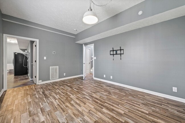 Building Photo - Pet Friendly Five Bedroom with Basement!