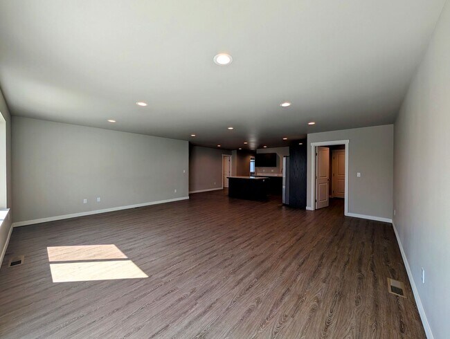 Building Photo - ** MOVE-IN SPECIAL** Charming 3-Bed, 2-Bath Home w/ Fenced Yard & W/D!