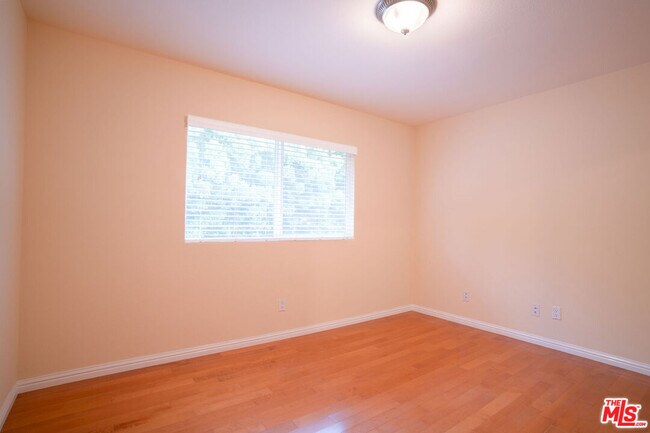 Building Photo - 3030 Stoner Ave