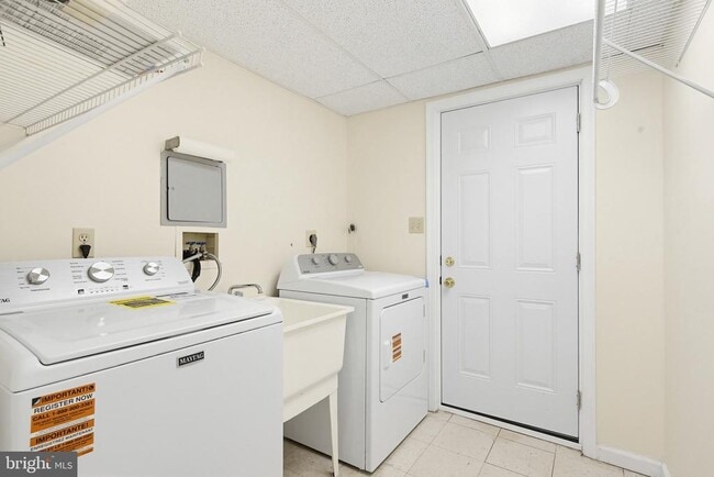 Building Photo - 206 N Towne Ct