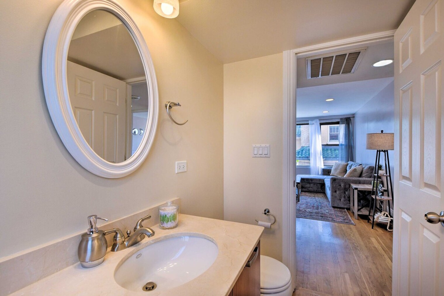 Building Photo - 7423 N Sheridan Rd