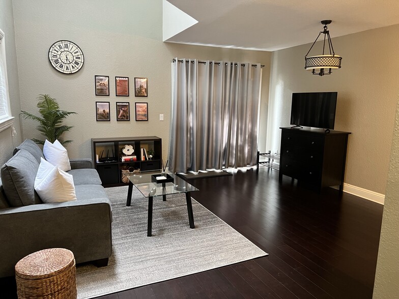 Living Room - 1905 Windmill Cir