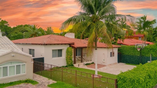 Building Photo - 3722 Royal Palm Ave