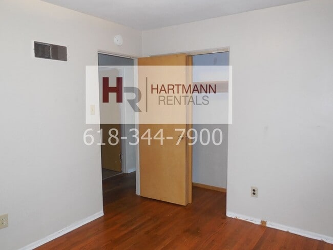 Building Photo - Three Bedroom 2 Bath Brick Home with 2 Car Garage!!