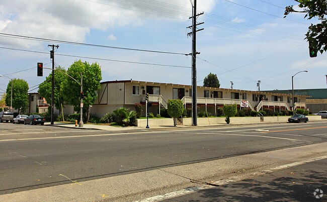 1200 E 52nd St - 2 bed/1 bath in Beautiful Long Beach!