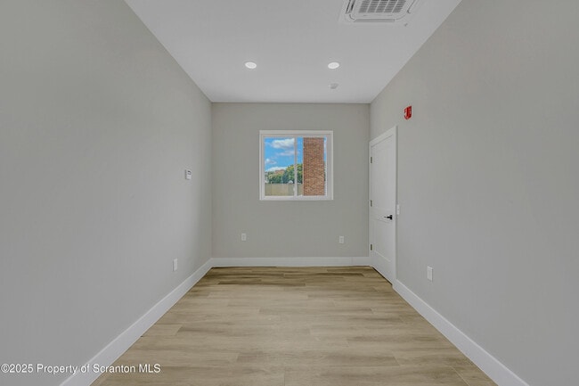 Building Photo - 215 Hickory St