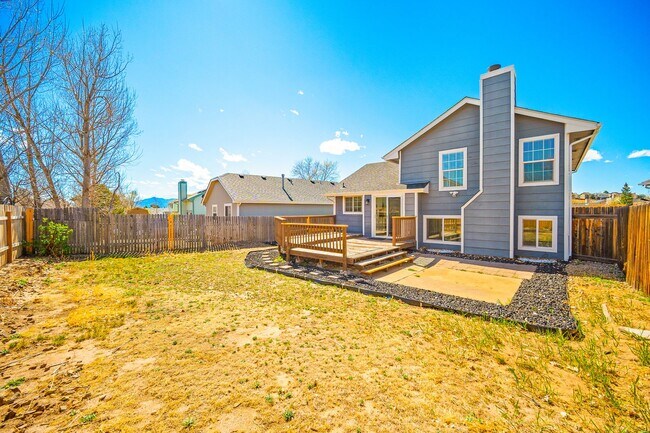 Building Photo - Stunning tri-level remodeled home in Briargate!